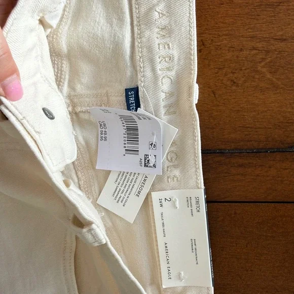 NWT American Eagle Women 2 Relaxed Denim Shorts Super High Rise Cream Off White - Picture 4 of 8